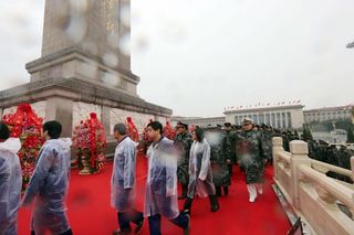 Dépôt des fleurs devant le monument