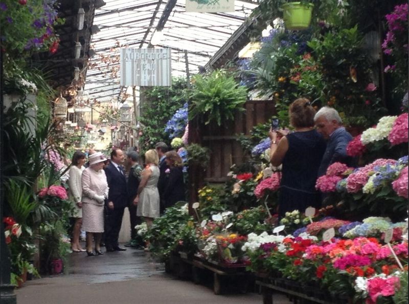 A Reine Elizabeth II au Marché aux fleurs photo @Elysee